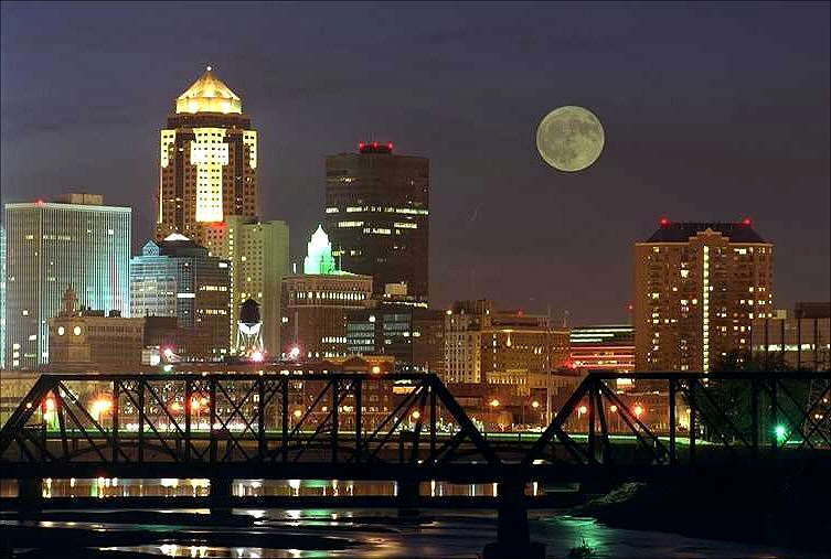 Des Moines, Iowa - Night Skyline